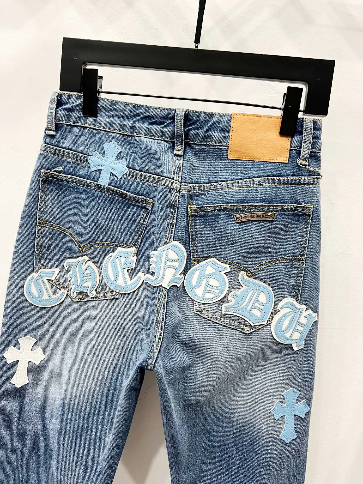 P260 Style number: (K740) Style number: (K550) Chrome Hearts & Chrome Hearts CH city limited series Sanskrit cross patch leather jeans need to be washed and then disassembled and hand-stitched with sheepskin cross leather and then spliced ​​together to complete. The whole process is too complicated to describe. The texture can be seen in the hand, and it looks good. The styles with different washed textures are very friendly to people with thin legs and thick legs. The straight version is very flattering to the leg shape. The moderate length is timeless and can be matched easily and casually. It is the basic styling foundation for various styles and is a must-have in the wardrobe! The fabric is stiff but also makes the upper body soft without losing texture. The washing process is even more perfect. It is a must-have item for everyone! ! ! Washed wheat, hang tag, pants label, three labels are complete, the upper body effect is particularly stiff and stylish, super stylish, same style for men and women - Color: Size: 28 30 32 34